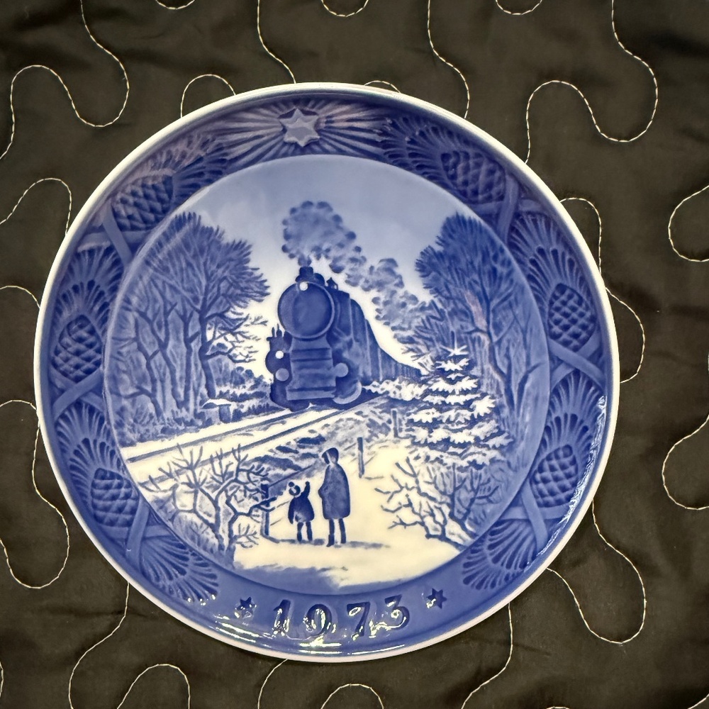 Royal Copenhagen 1973 "Going Home for Christmas" Holiday Collector Plate Denmark